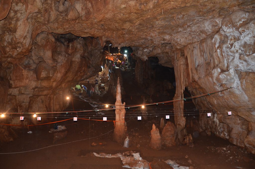 מערת מנות  Manot Cave